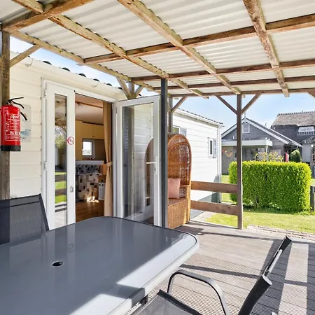 Chalet De Zwaan Op Oudesluis (North Holland)