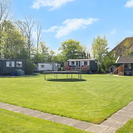 Chalet De Zwaan Op Oudesluis (North Holland)